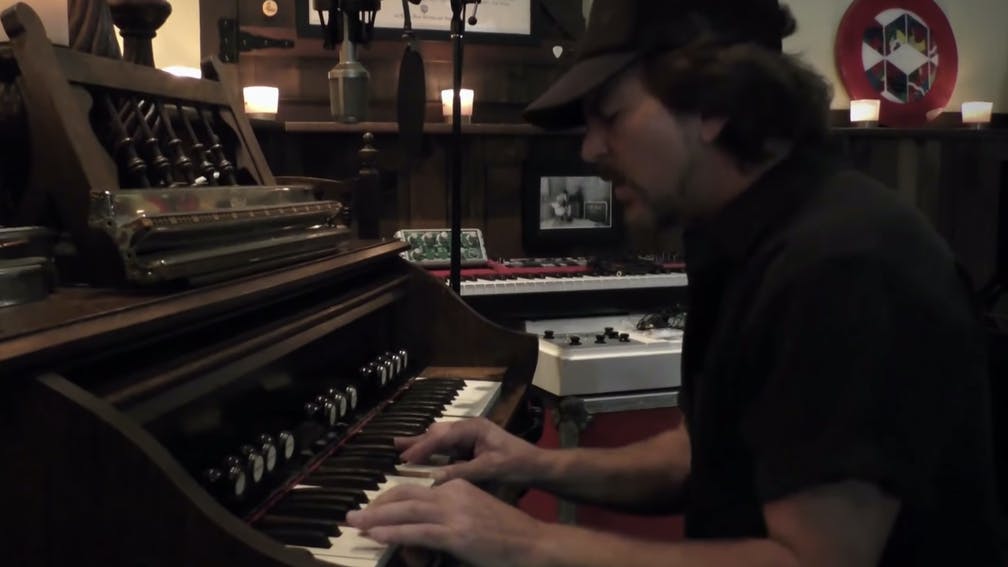 ONE WORLD : TOGETHER AT HOME : EDDIE VEDDER dans (son) votre …