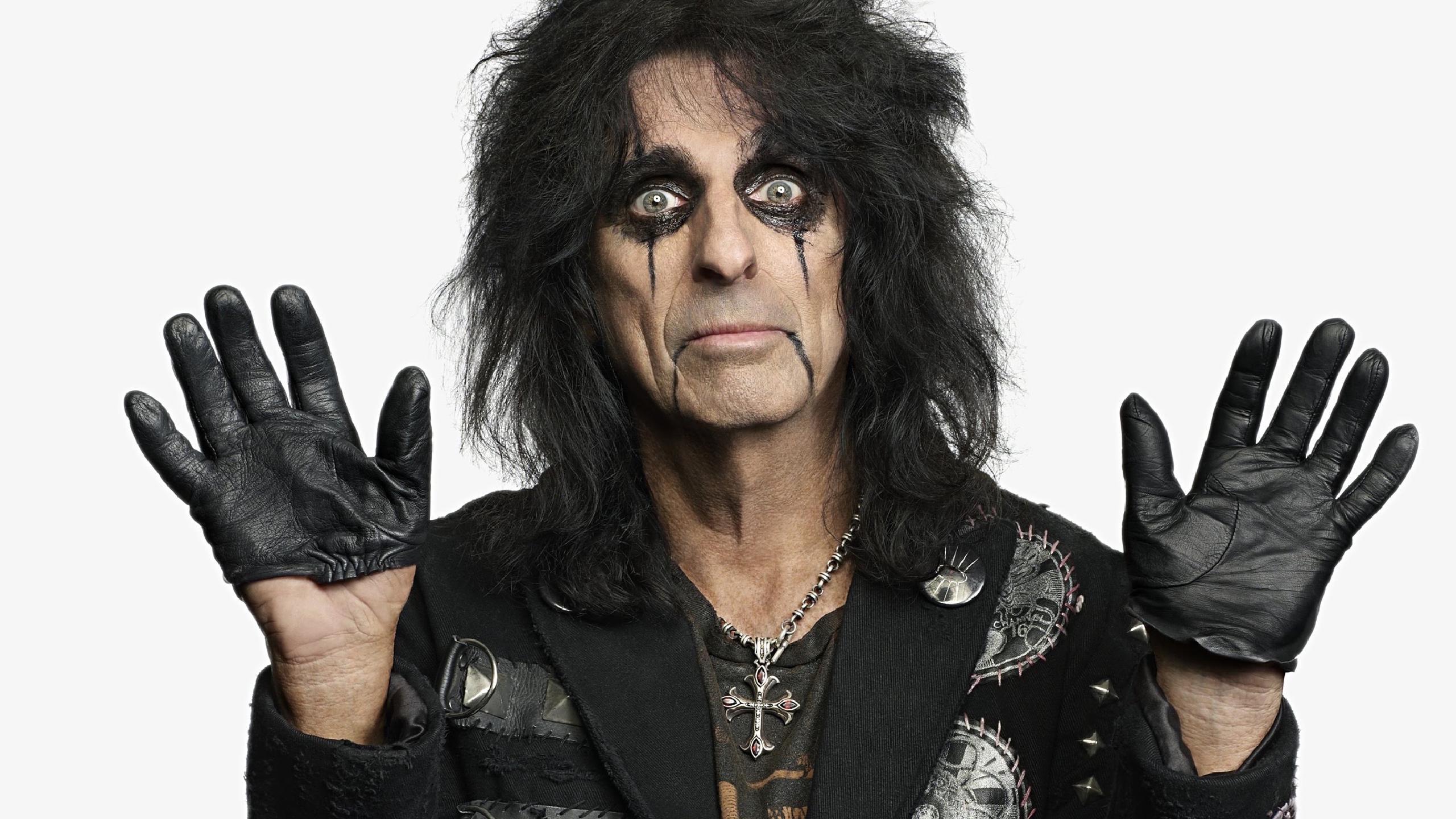 ALICE COOPER : Un beau cadeau pour ses 73 ans !