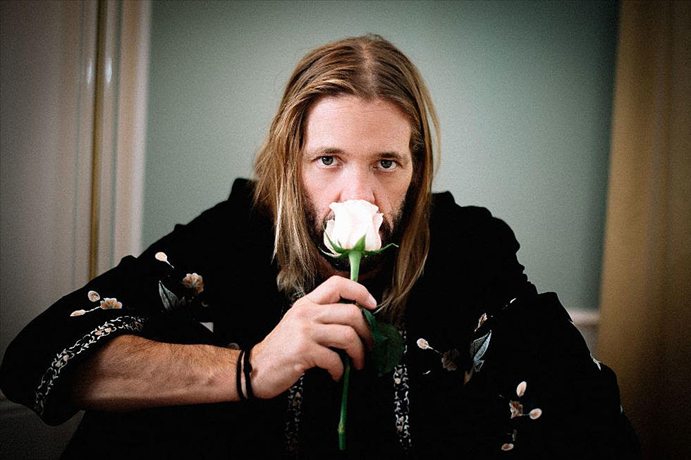 Le monde du rock rend hommage à Taylor Hawkins en live