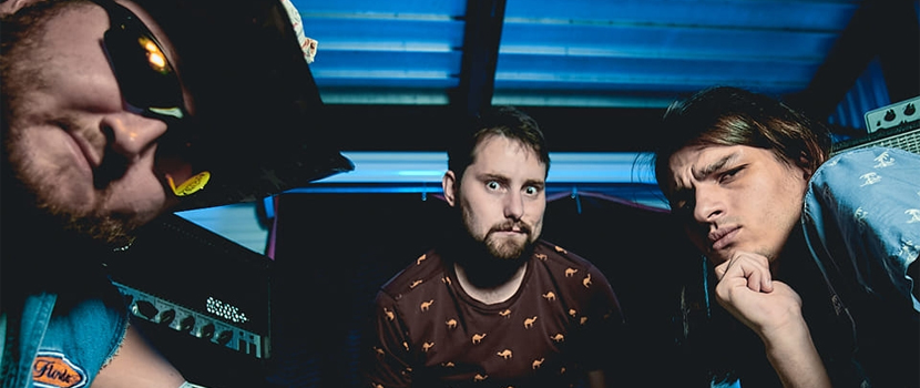 Flagman sort un clip complètement barré