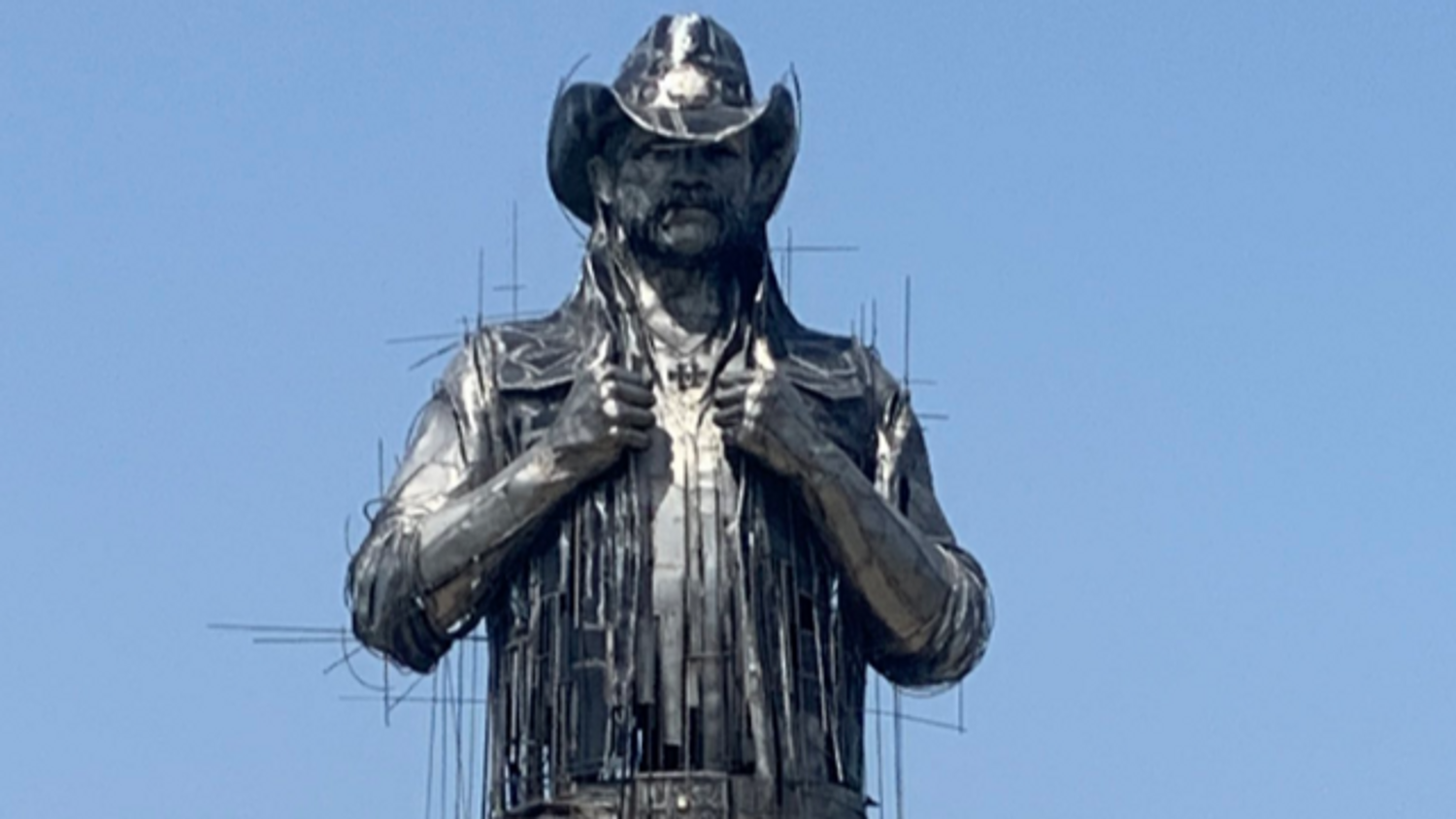 Une partie des cendres de Lemmy est enfouie dans sa statue a …