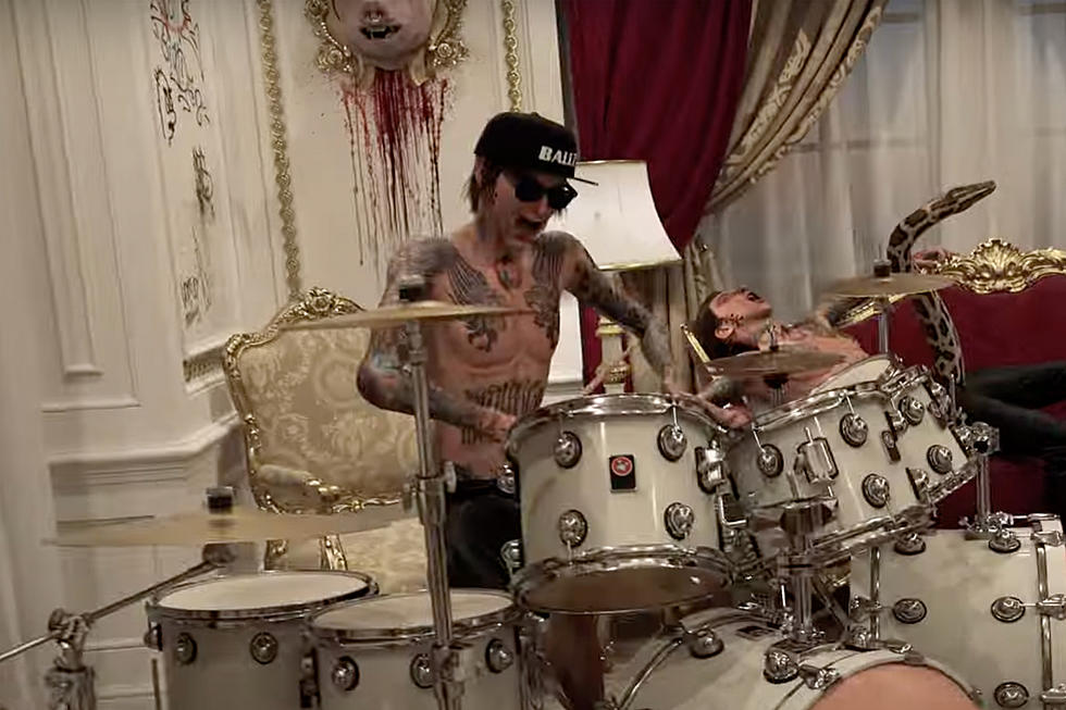 Tommy Lee vient de sortir un clip totalement WTF et NSFW