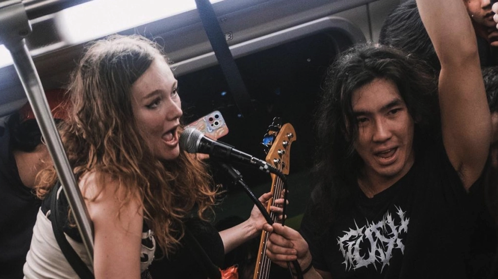 2 groupes punk font un concert sauvage dans un train