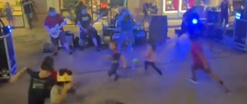 Des enfants lancent un Circle Pit devant un groupe de Death …