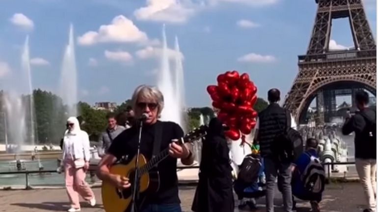 JON BON JOVI se tape un bide devant la tour Eiffel