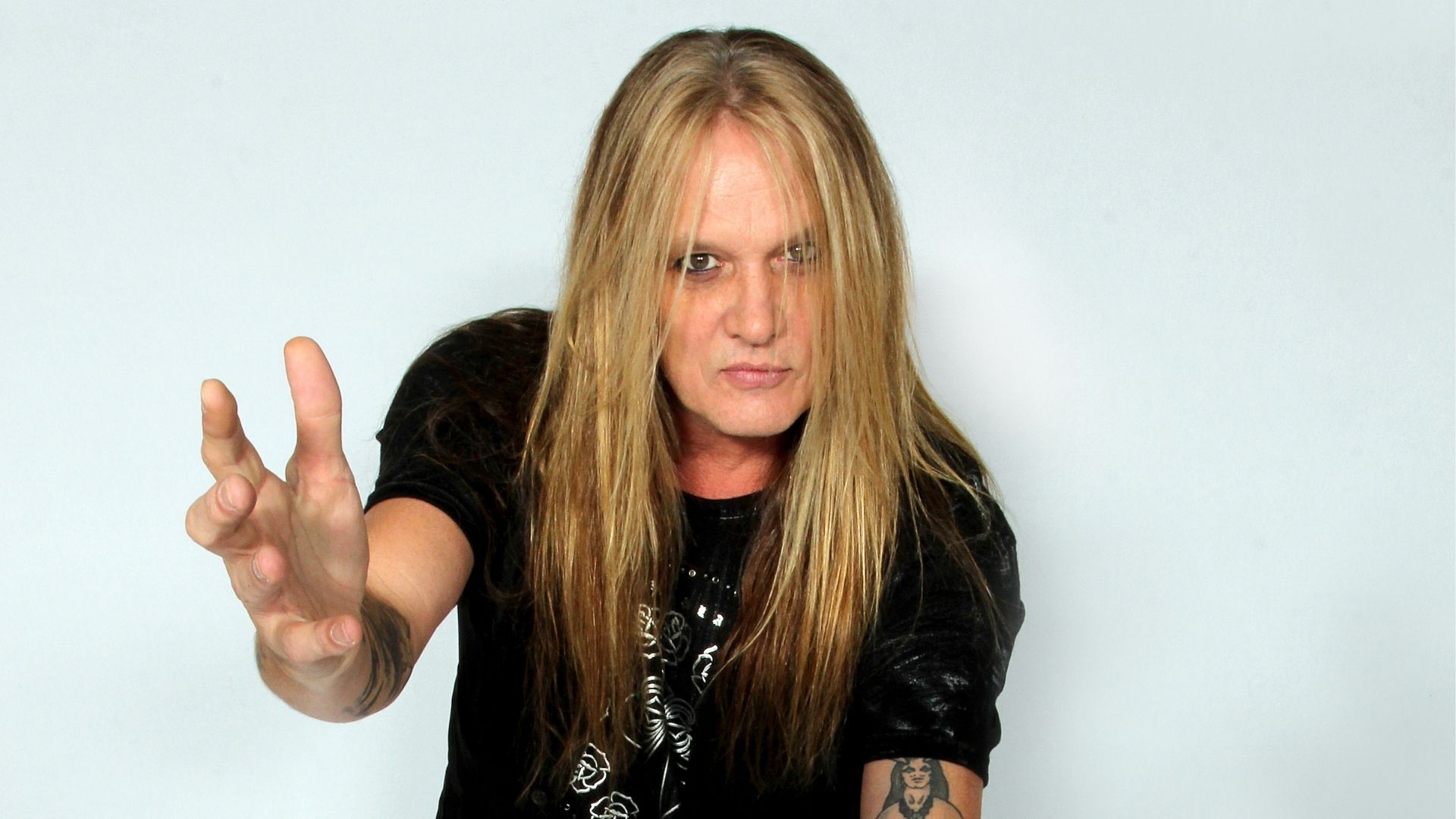 Sebastian Bach confiant dans une réunion de SKID ROW.