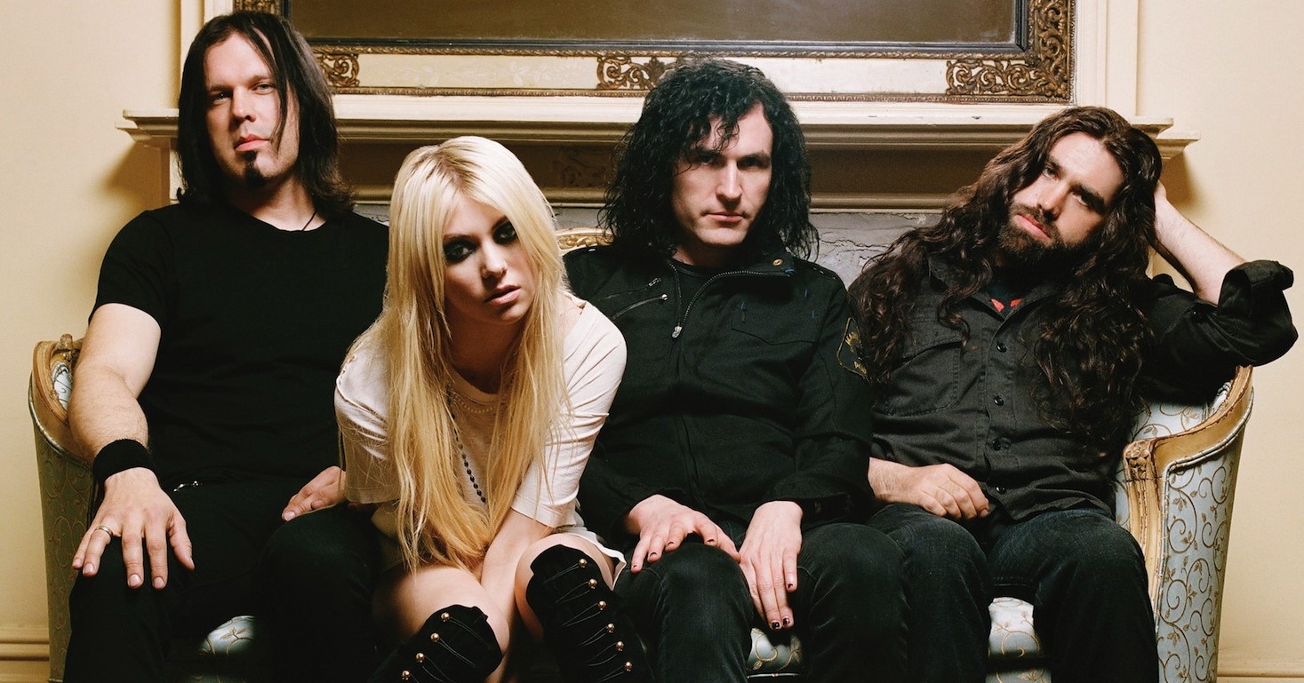 TAYLOR MOMSEN mordue par une chauve-souris !
